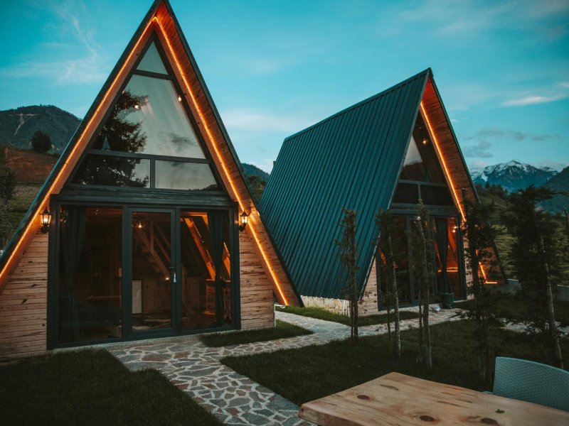 Sıcak Havuzlu Jakuzili Üçgen Bungalov